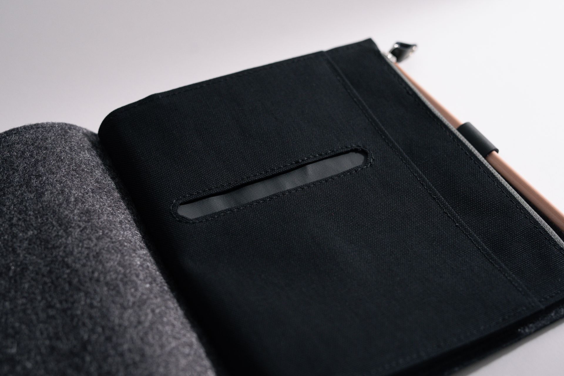 Roterfaden - Taschenbegleiter - KL_24 - M-Taschenbegleiter-DutchMills