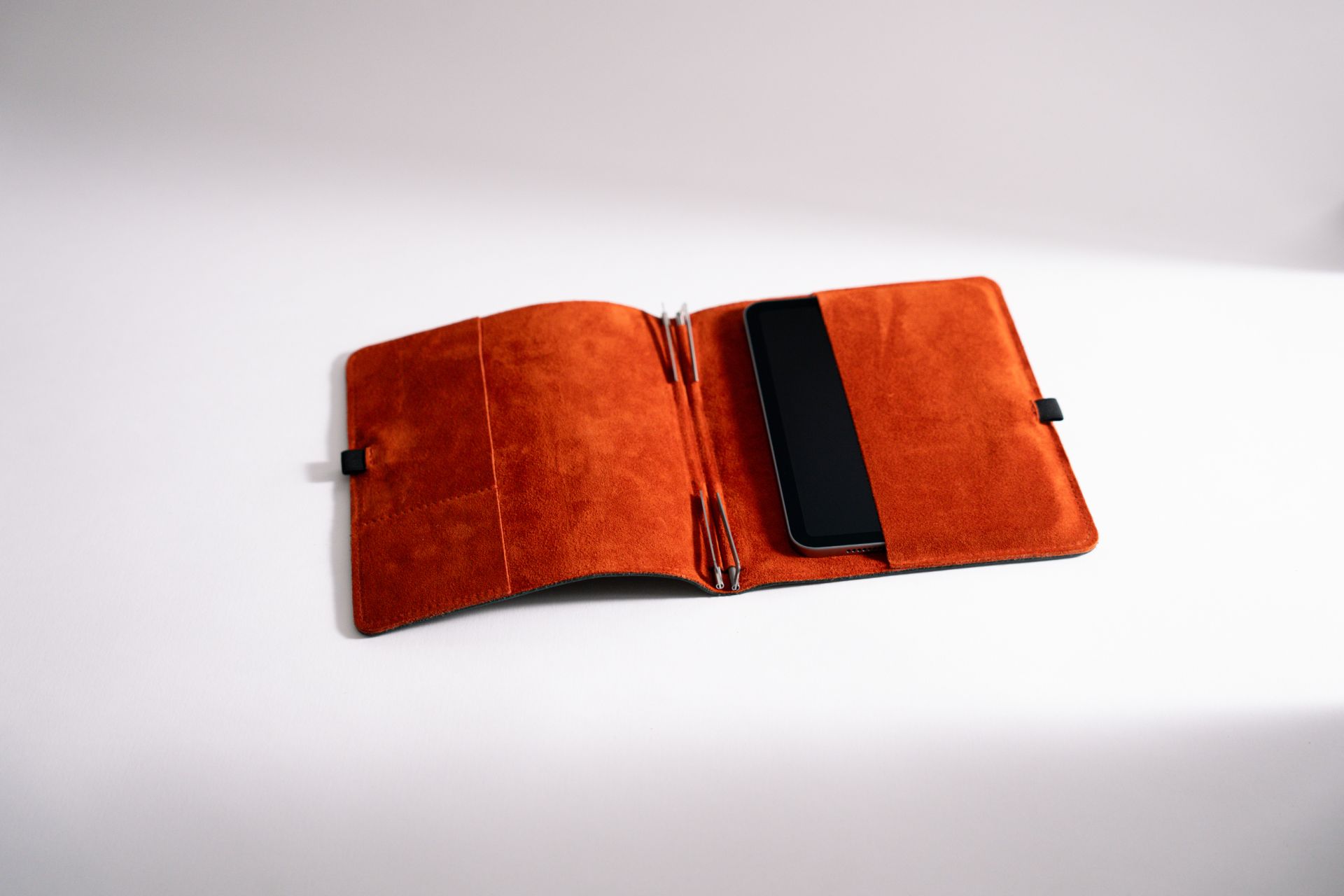 Roterfaden - Taschenbegleiter - Leather WK_24 - Medium-Taschenbegleiter-DutchMills