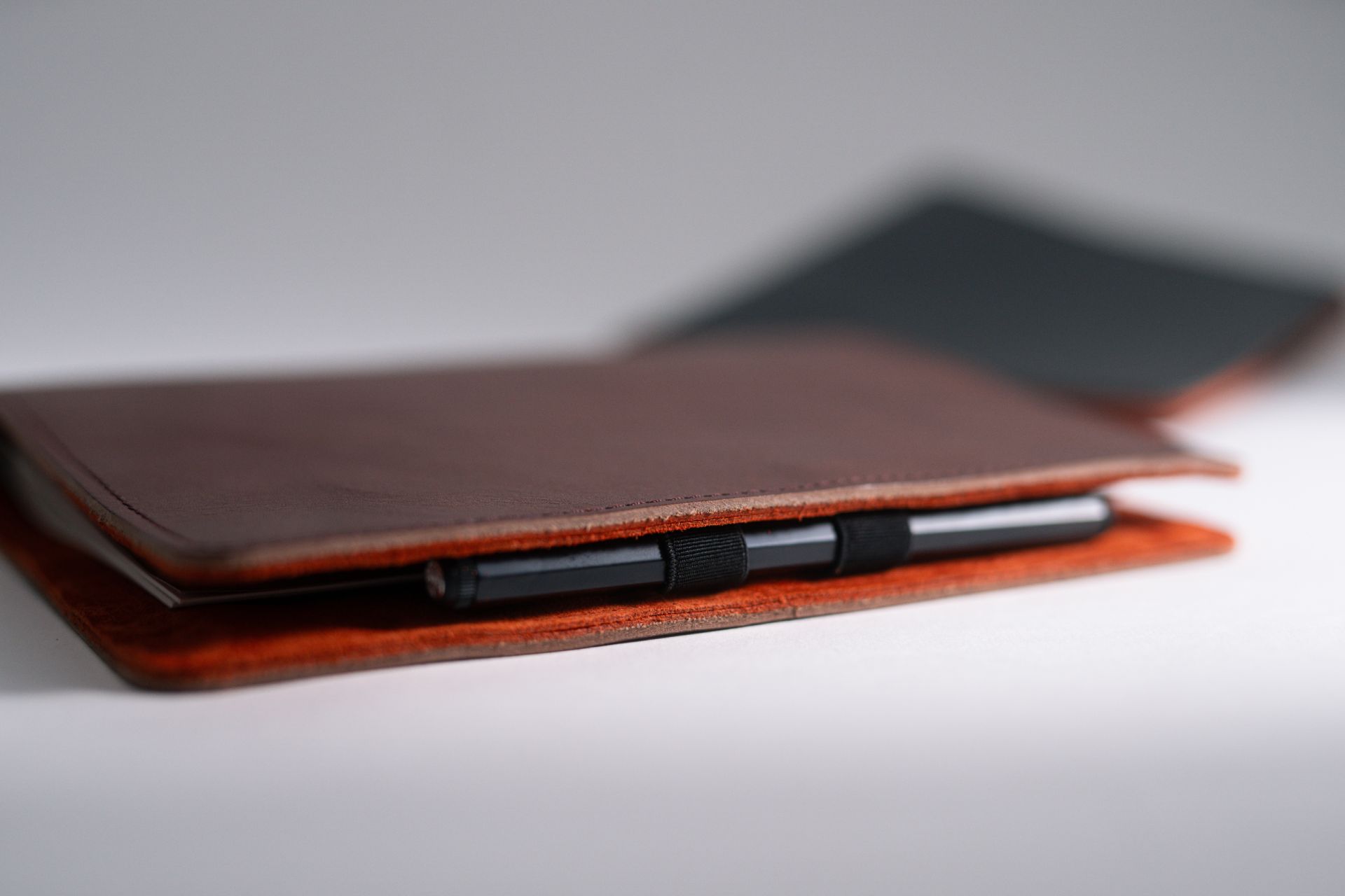 Roterfaden - Taschenbegleiter - Leather WK_24 - Medium-Taschenbegleiter-DutchMills