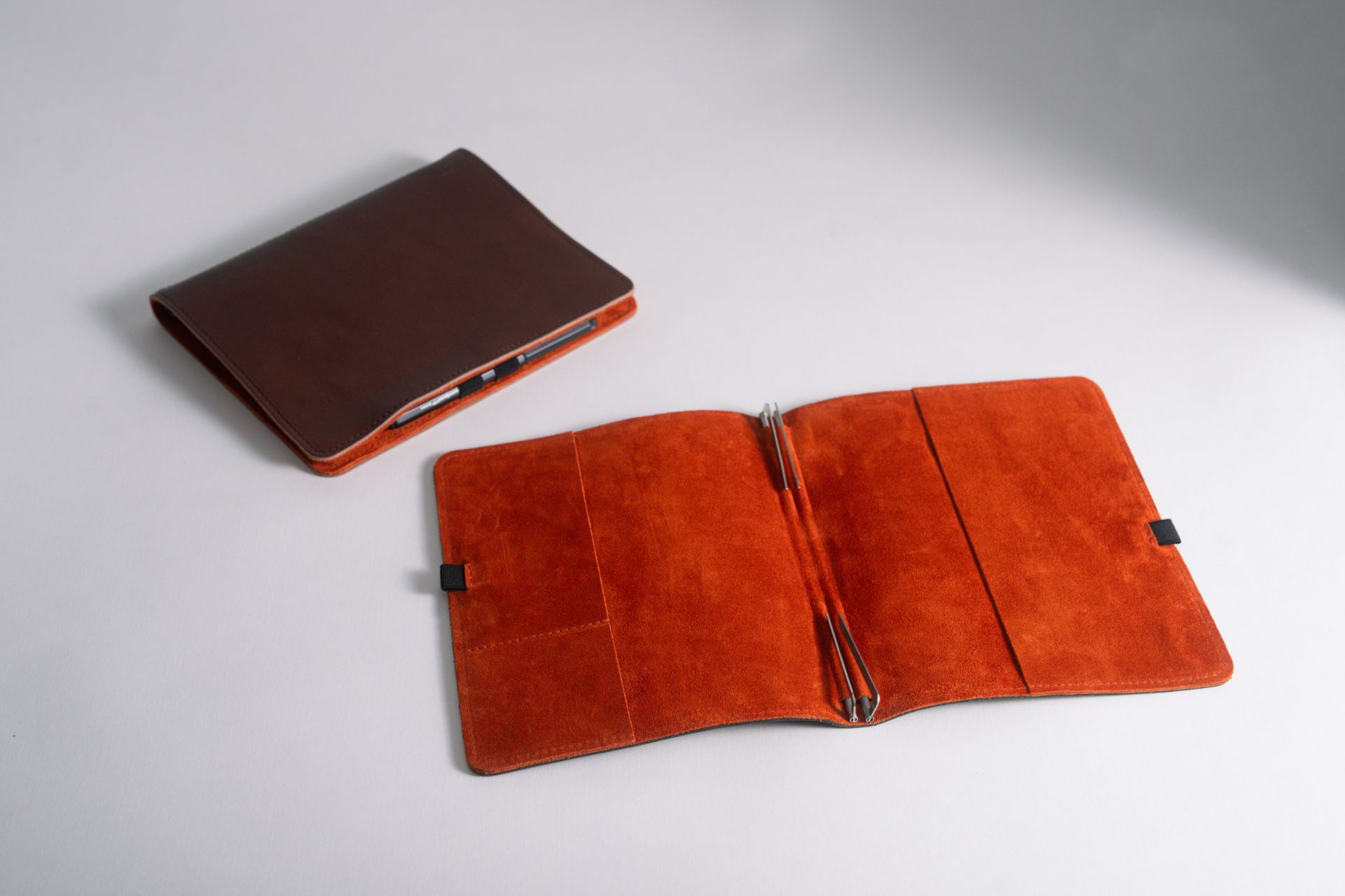 Roterfaden - Taschenbegleiter - Leather WK_24 - Medium-Taschenbegleiter-DutchMills