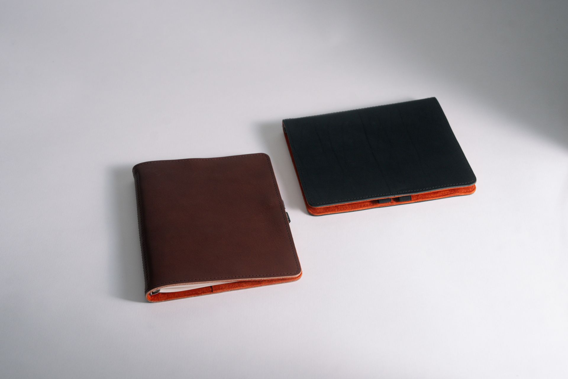 Roterfaden - Taschenbegleiter - Leather WK_24 - Medium-Taschenbegleiter-DutchMills