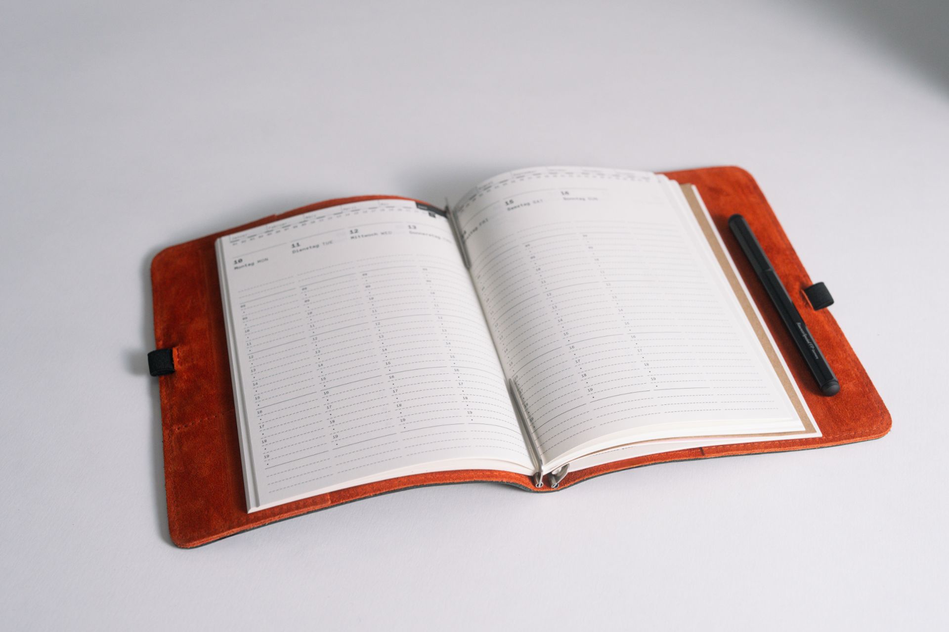 Roterfaden - Taschenbegleiter - Leather WK_24 - Medium-Taschenbegleiter-DutchMills