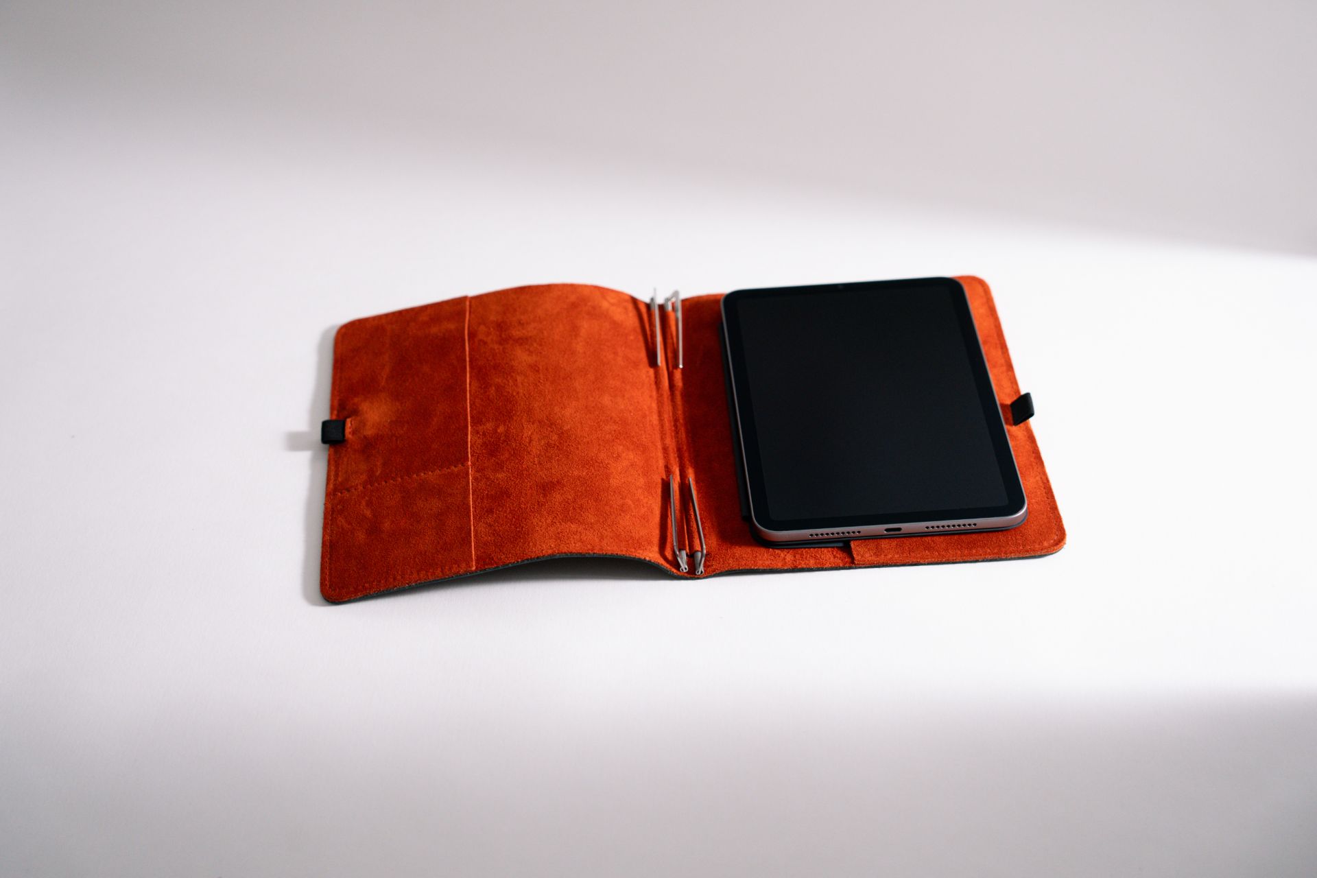 Roterfaden - Taschenbegleiter - Leather WK_24 - Medium-Taschenbegleiter-DutchMills