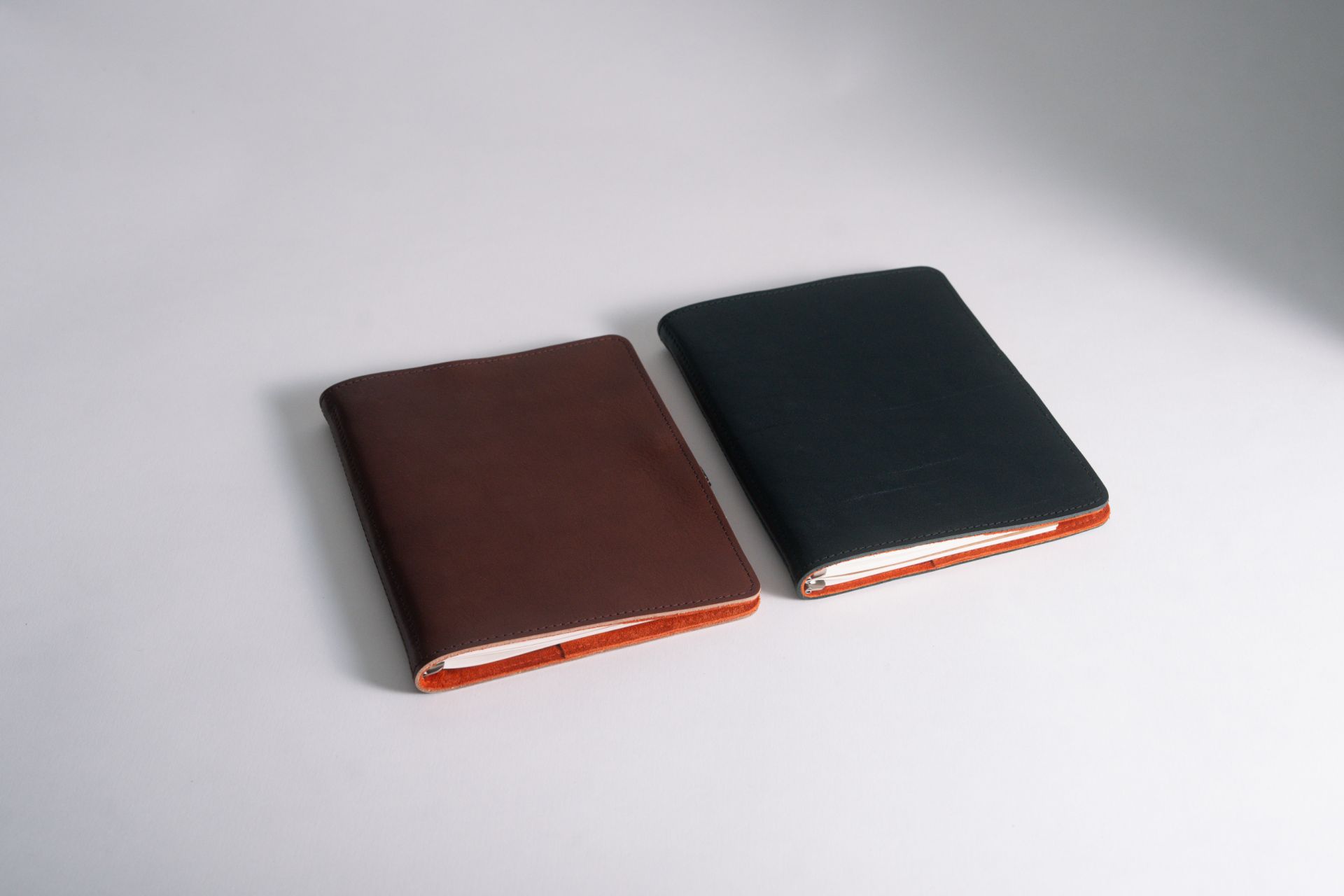 Roterfaden - Taschenbegleiter - Leather WK_24 - Medium-Taschenbegleiter-DutchMills