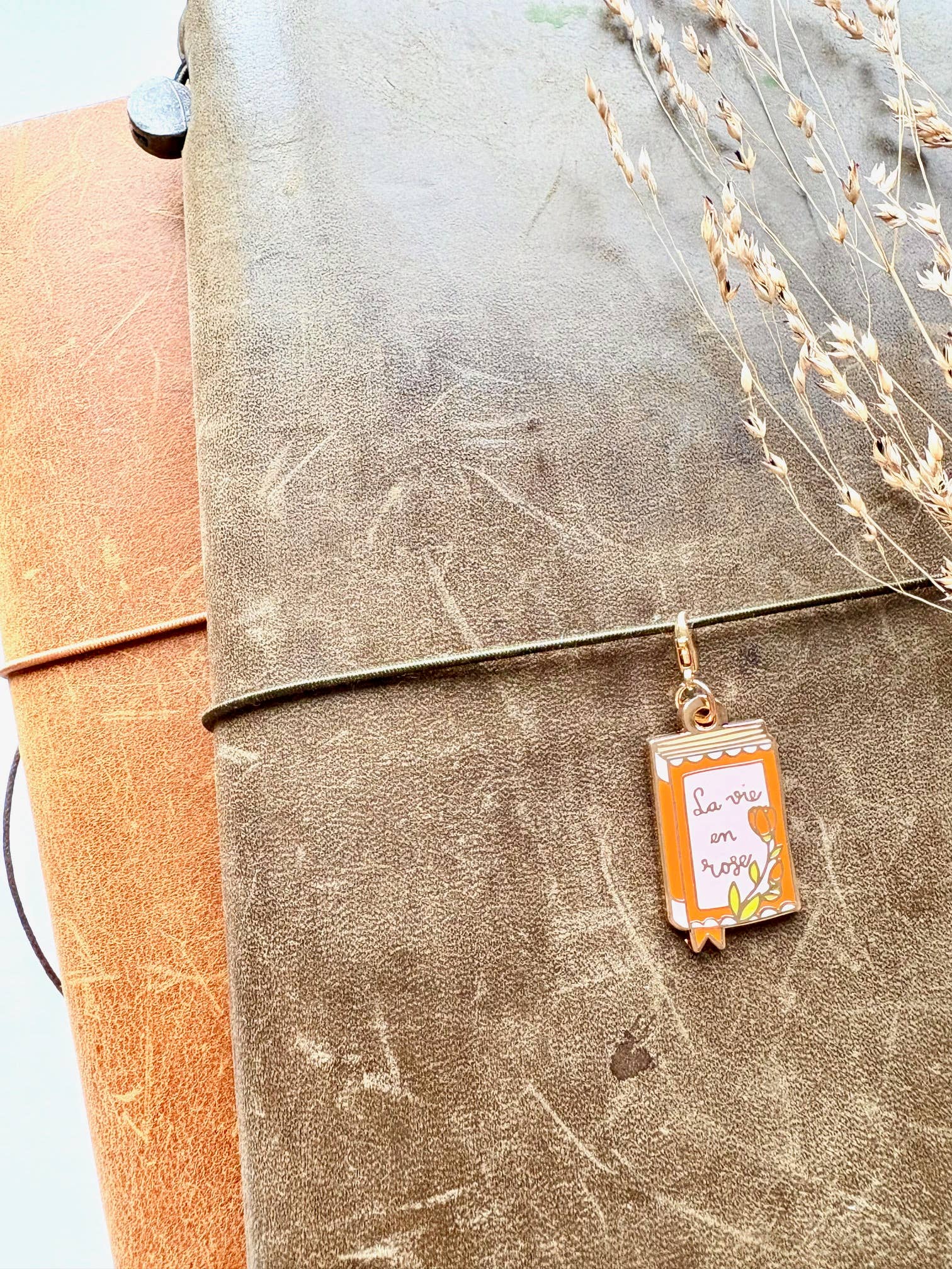 Enamel charm - Book-DutchMills