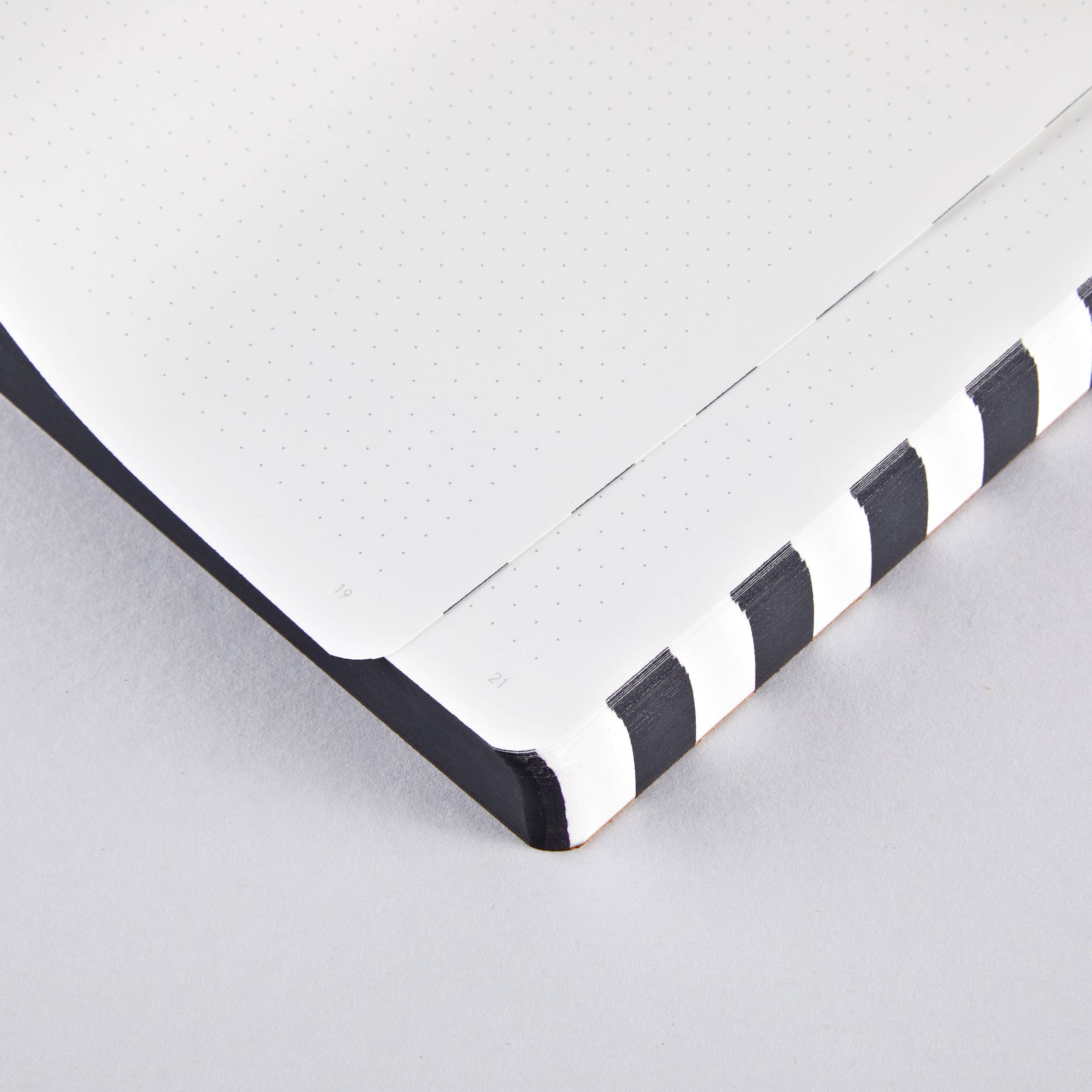 Prêt-à-écrire - Graphic L notebook | A5+ | dot grid |-DutchMills