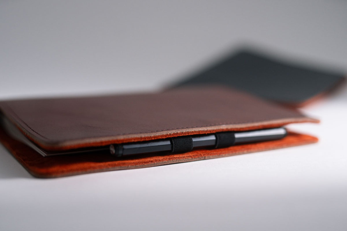 Roterfaden - Taschenbegleiter - Leather WK_24 - Medium-Taschenbegleiter-DutchMills